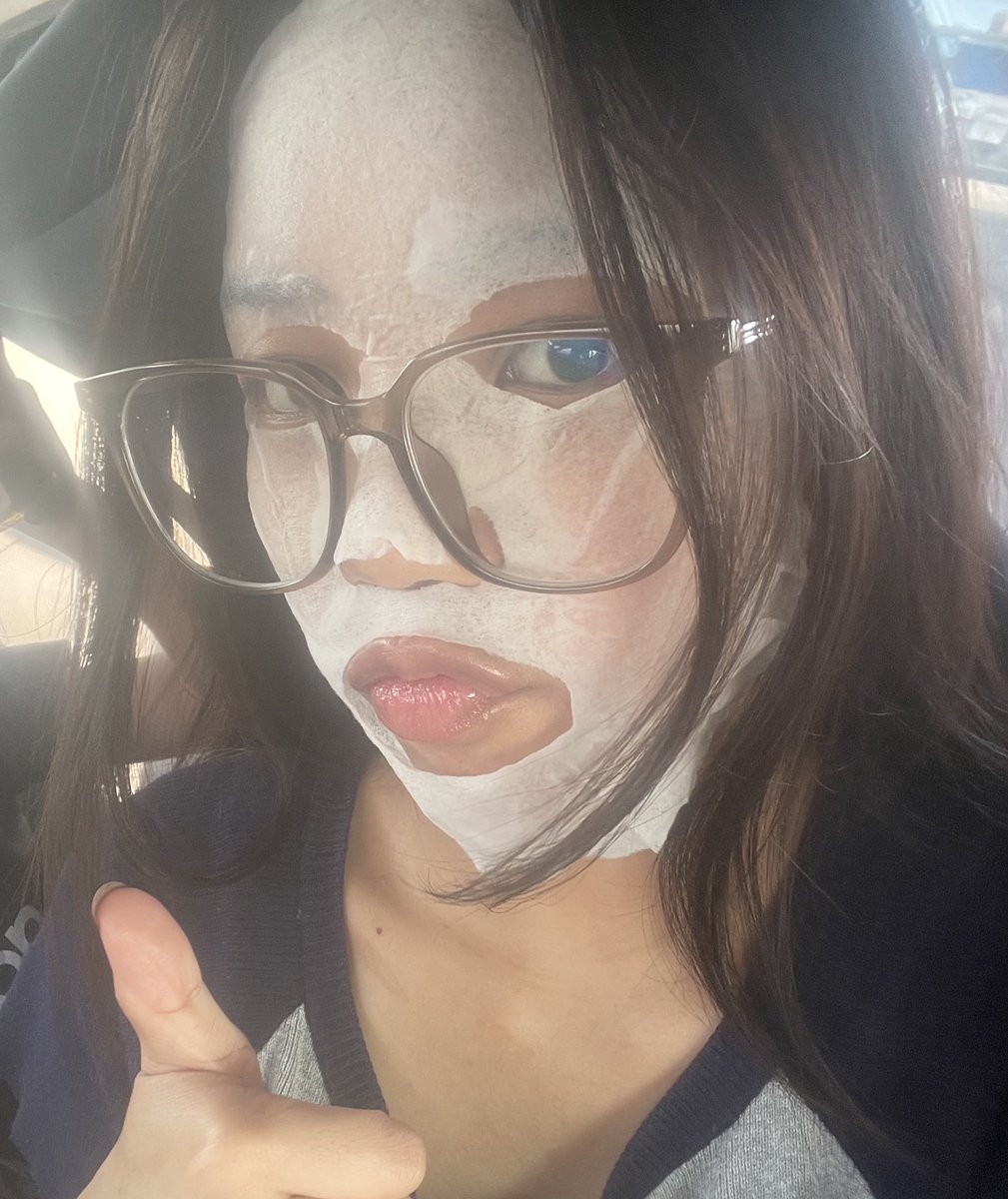 bloomsofmay's tweet image. 5 hr roadtrip vs my face mask lmao