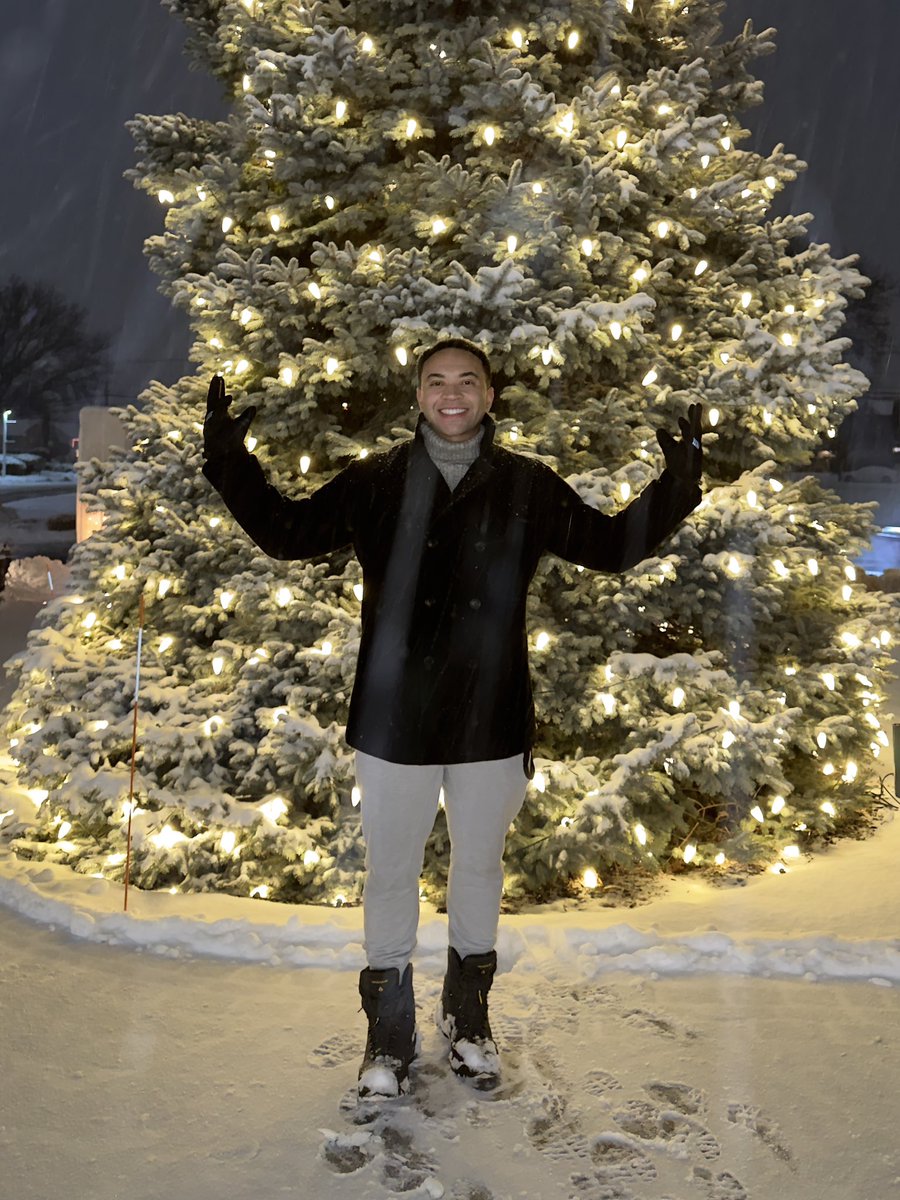 JSeawright_TVWX's tweet photo. A Meteorologist in his element❄️

🌨️Snow on Long Island + Holiday lights🎄 = best combo

#snow #longisland #newyork https://t.co/theaqBlmDP