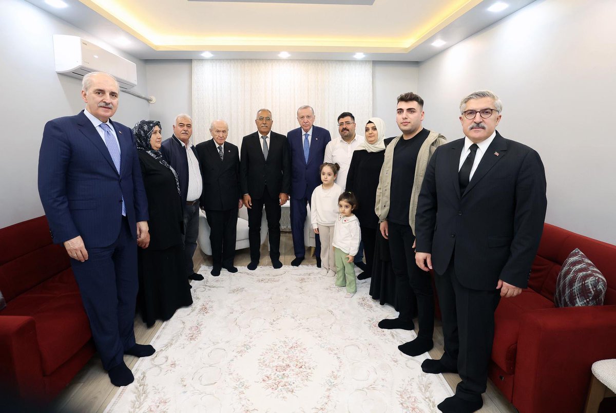 Akparti's tweet photo. Cumhurbaşkanımız Sayın Recep Tayyip Erdoğan, Hatay’da depremzede Karakuş ailesini yeni evlerinde ziyaret etti. https://t.co/uLDaXKQ5IQ