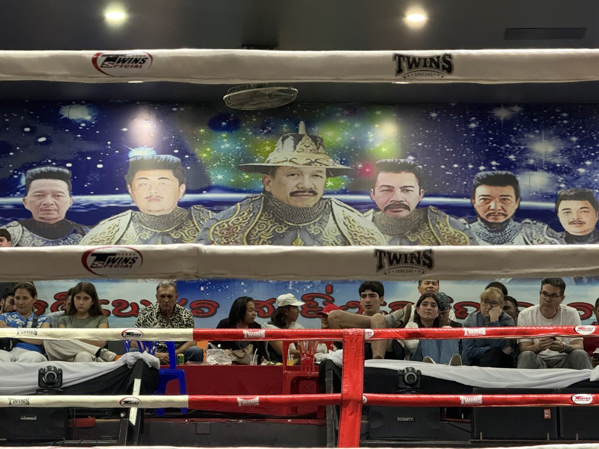 SingularChan's tweet image. Qué hace @KNekro en un estadio de Muai Thai en Chiang Mai, Tailandia?
