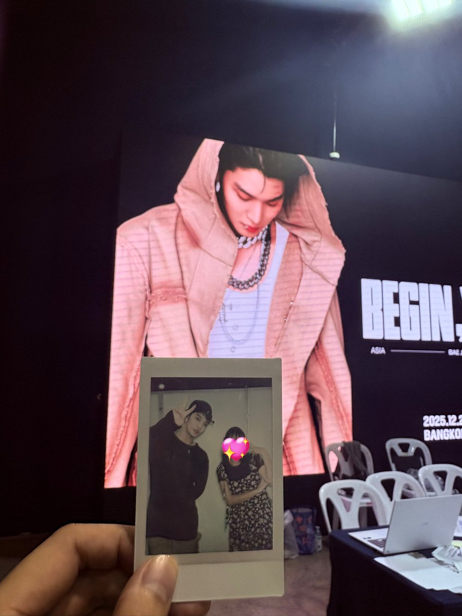 ขอเก็บทวิตนี้ไว้เป็นความทรงจำส่วนลึกของหัวใจหน่อย เจอน้องแพครั้งล่าสุดปี 2023 จนถึงตอนนี้คือเกือบสามปีที่ไม่ได้เจอ แล้วแพเป็นศลป.เกาหลีคนแรกที่ตามมานานขนาดนี้ น้องแพยังคงเป็นคนที่น่ารักเสมอเลย แล้วการได้มองน้องบนสเตจ Passion มันส่งมาถึงทางนี้จริงๆ 😭💖

#BEGIN_YOUNG_IN_BKK