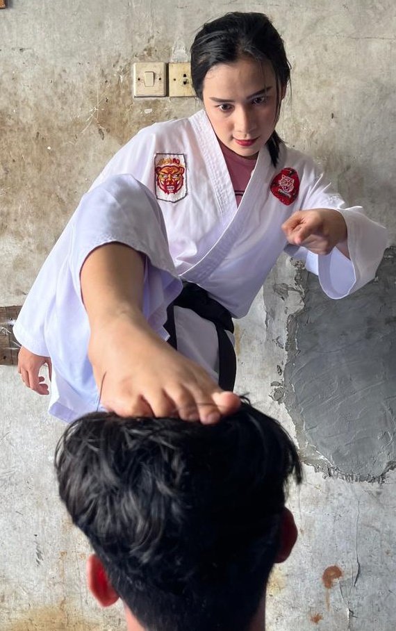 ChintyaCommand's tweet image. Never mess with the women with black belt
Payhip.com/chintyacommand