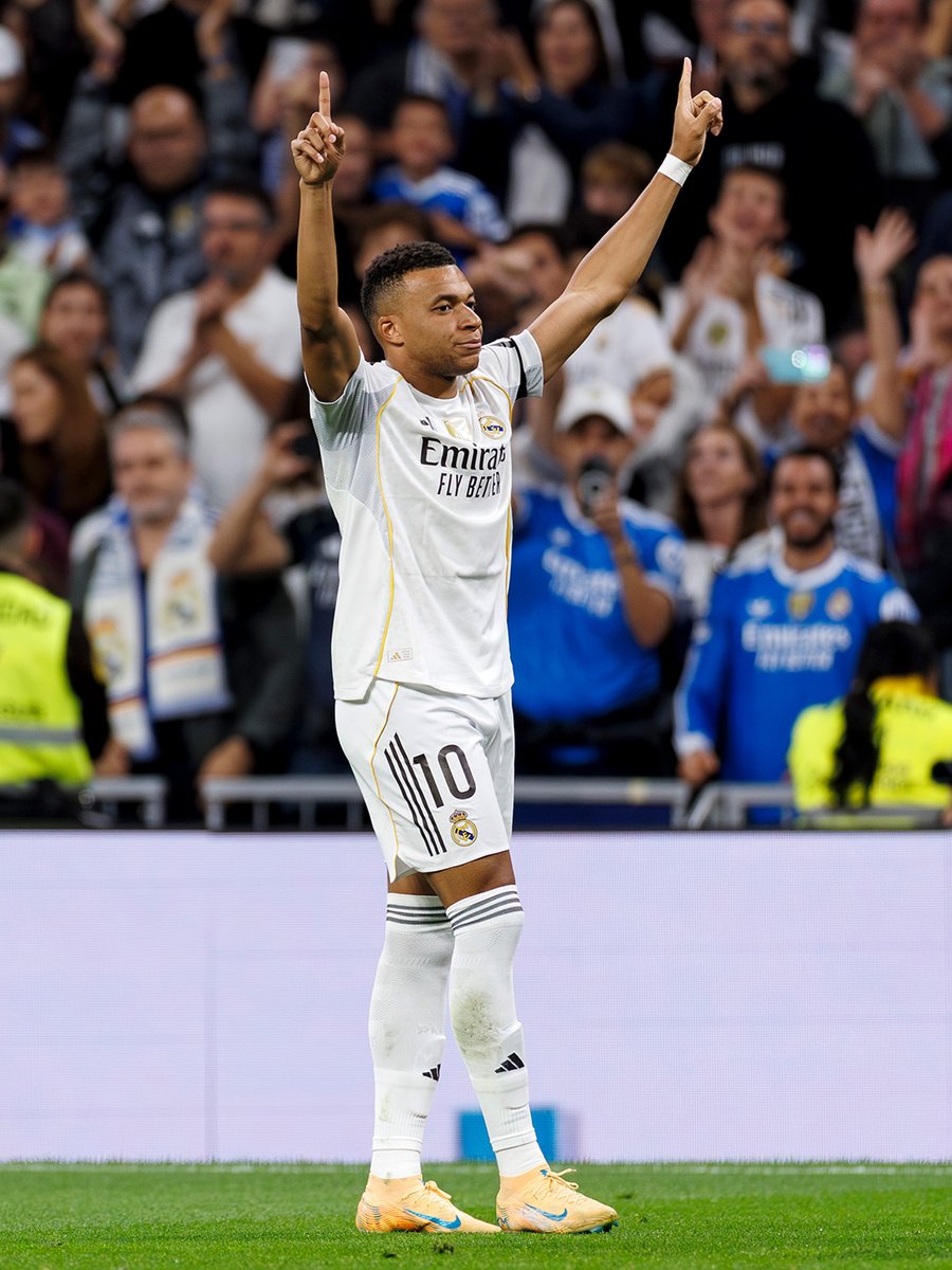 realmadrid's tweet image. 🔝 ¡@KMbappe acaba 2025 como máximo goleador de la Liga y de la Champions!
⚽ 18 goles en Liga
⚽ 9 goles en UCL