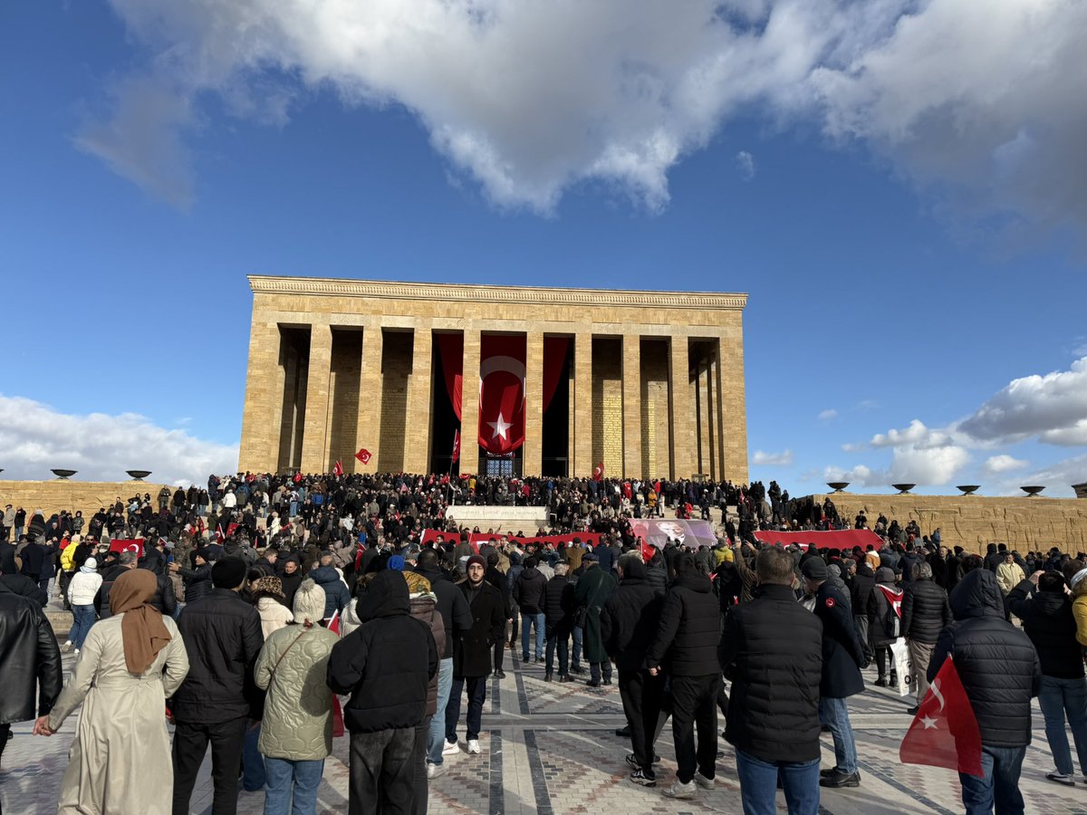 "Anıtkabir'de bugün" diyerek bilinçli bir şekilde (ilk foto) saat 14:00 öncesini asıl fotoğraf gibi paylaşanların çoğunun zafer patisi trolü olduğunu görmek hiç şaşırtmadı. 
Hapiste sindirilip af bahşedilen genelbaşkanınızın bundan haberi var mı?
Asıl foları da ekledim.
