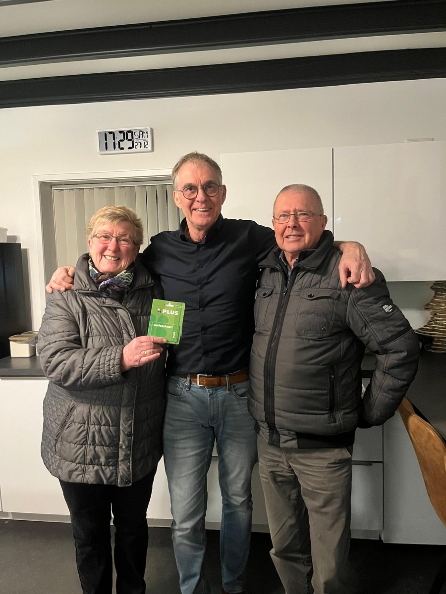 LocoFM's tweet image. Mevrouw van Oene en Jan Sneller werden ook nog prijswinnaars vanmiddag bij Op weg naar 2026. Het letterspel werd juist opgelost door Willy Bakker. De oplossing was palingpopulisme