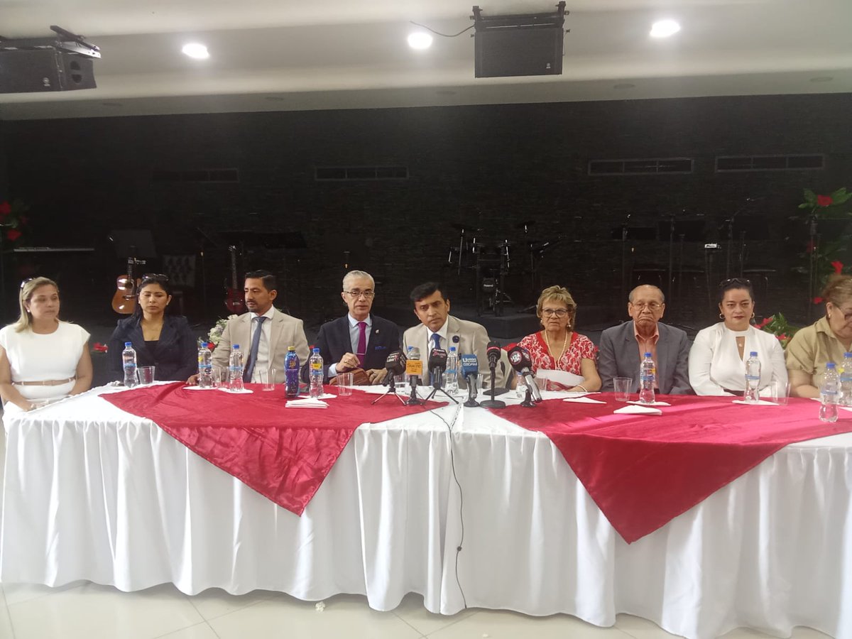 Ayer en la rueda de Prensa por los DDHH  , de los ex-trabajadores de la HOLCIM 
<a href="/DanielNoboaOk/">Daniel Noboa Azin</a> 
<a href="/CConstitucional/">Corte Constitucional</a> 
<a href="/CIDH/">CIDH - IACHR</a> 
<a href="/parlamentoUE/">Parlamento Europeo (cuenta archivada)</a> 
<a href="/CorteIDH/">Corte Interamericana de Derechos Humanos</a>