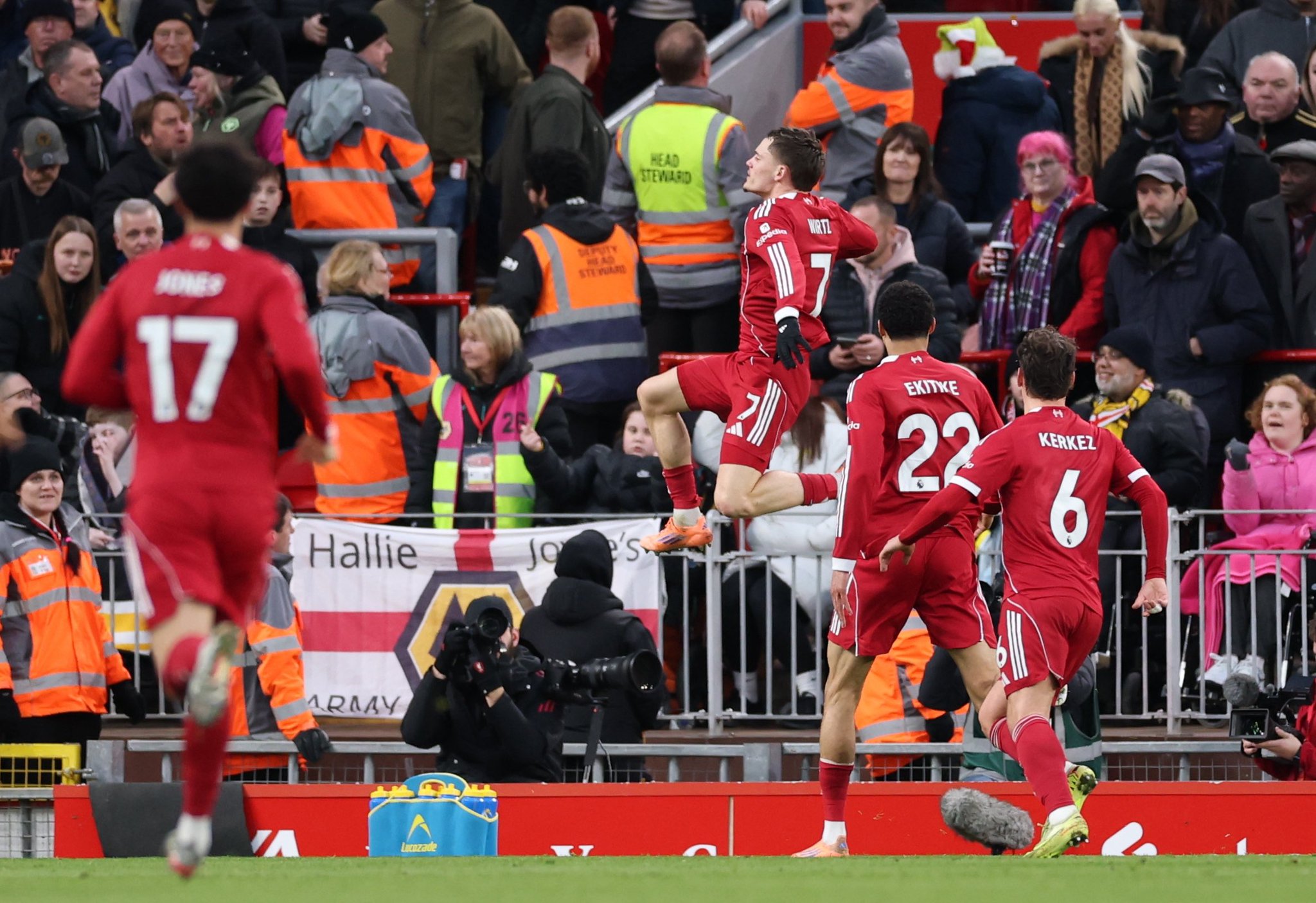 ليفربول ينتصر على نظيره فريق وولفرهامبتون بنتيجة 2-1 في الجولة 18 من #الدوري_الإنجليزي 