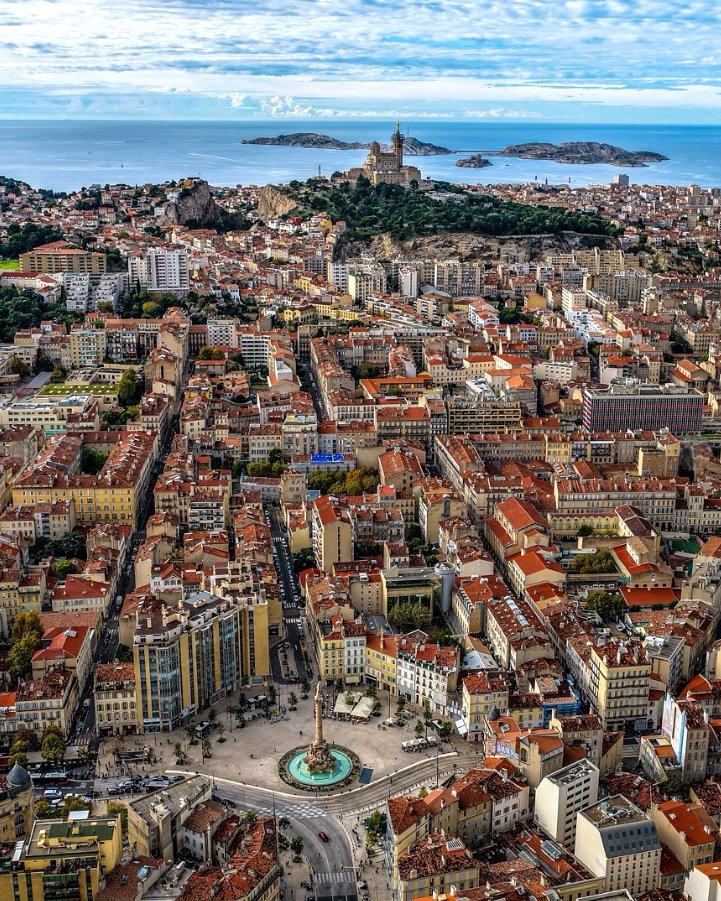 MadeMarseille's tweet photo. Castellane, la Bonne Mère et le Frioul vus du ciel 😍

📸 @world_walkerz https://t.co/6qDHb986gG
