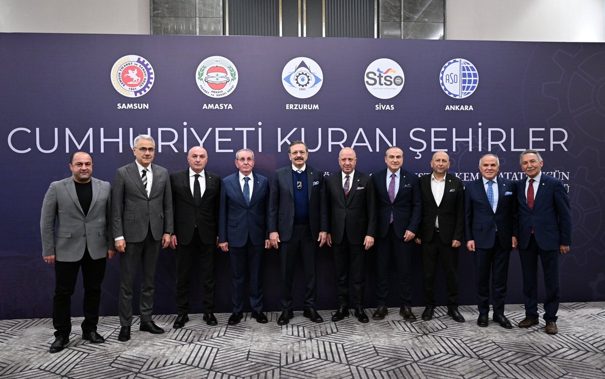 Samsun, Amasya, Erzurum, Sivas ve Ankara…

Milli birlik ve bağımsızlık fikrini tüm Anadolu'ya yayan, milletimizi tek yürek olarak ayağa kaldıran simge şehirler…

"Cumhuriyeti Kuran Şehirler" projesi kapsamında beş ilimizin Odaları ile Ankara Sanayi Odası’nın ev sahiplğinde bir