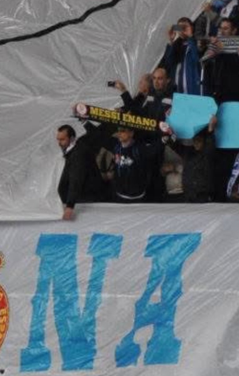 gxldekeita_'s tweet image. Que auténtica reliquia de bufanda.