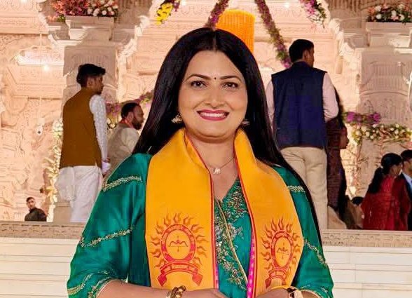 ये चित्रा जी <a href="/chitraaum/">Chitra Tripathi</a> है। मैडम रोज विपक्ष पर फायर और सरकार पर मेहरबान रहती है। विपक्ष जाति की राजनीति करता है इनके अनुसार। भाजपा सबका विकास सबका विश्वास के साथ काम करता है इनके हिसाब से। 

तो चित्रा जी से मेरा एक सवाल है। 

"सबका विकास में ब्राह्मण नहीं आते क्या'

अगर आते है .