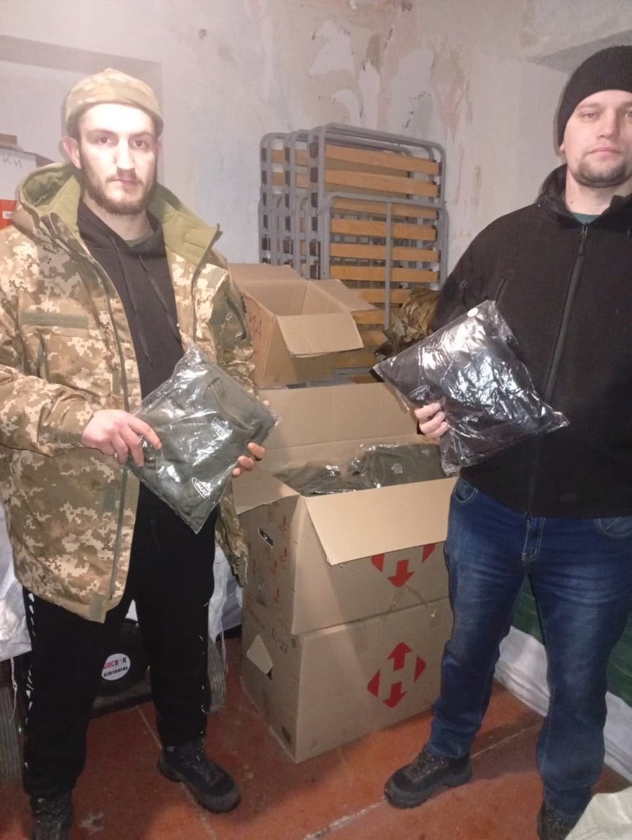 #CiepłeGacie zrzutka.pl/bataliondonbas i skarpety oraz koszulki dotarły do 1. Pułku Da Vinci i 3. Szturmowej. Dzięki! Kupiliśmy za 2106 zł Starlink na auto dla 3. W kolejce 412. Mamy do kupienia 7/8 #StacjaNaFront za 19250 zł i 10k do spłaty Mavic 3T dla 95. Nie daję rady...