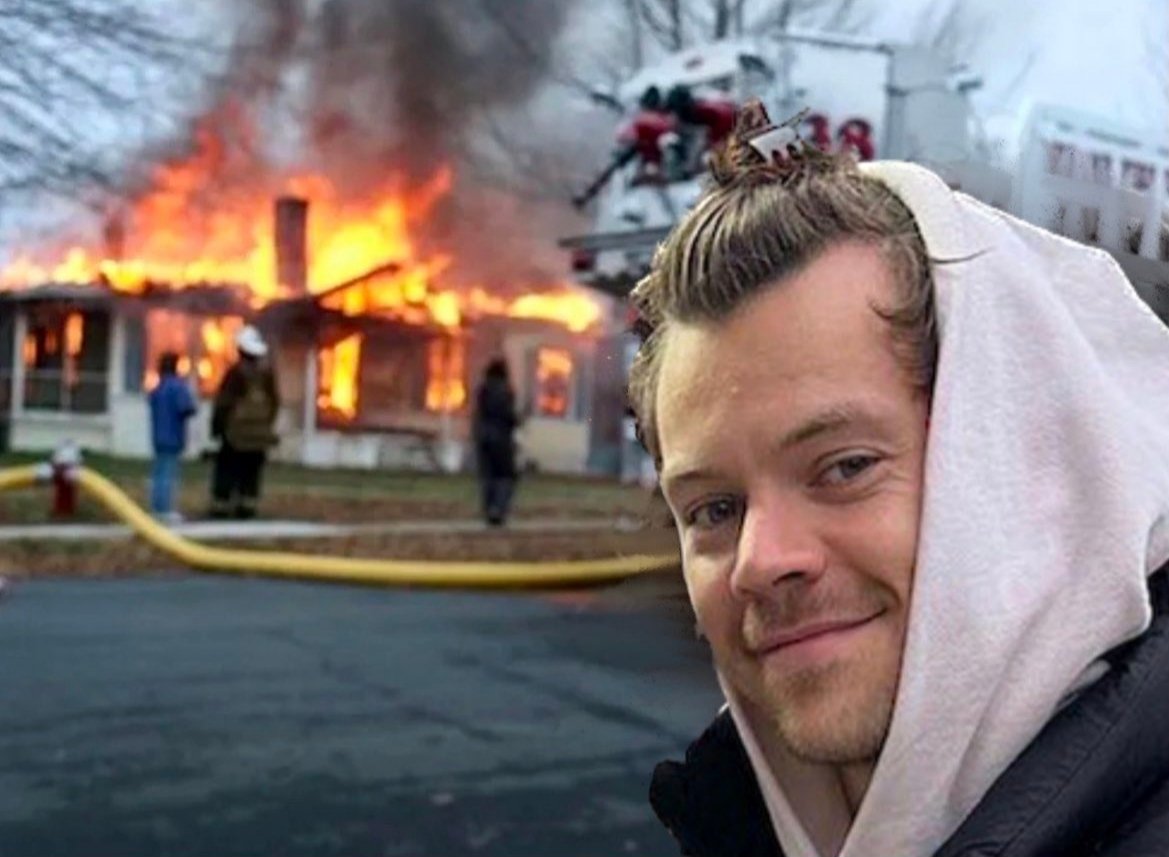 Ajeyxlove_1D's tweet image. Harry after dropping the video on a random Saturday with no warnings :