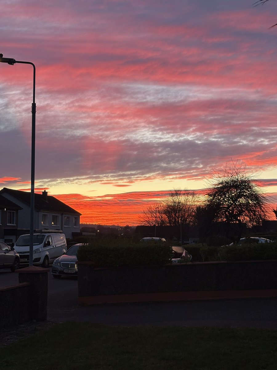 vivvivacious's tweet photo. Sky on fire in Ballincollig Cork https://t.co/Z5PMSTbzkK