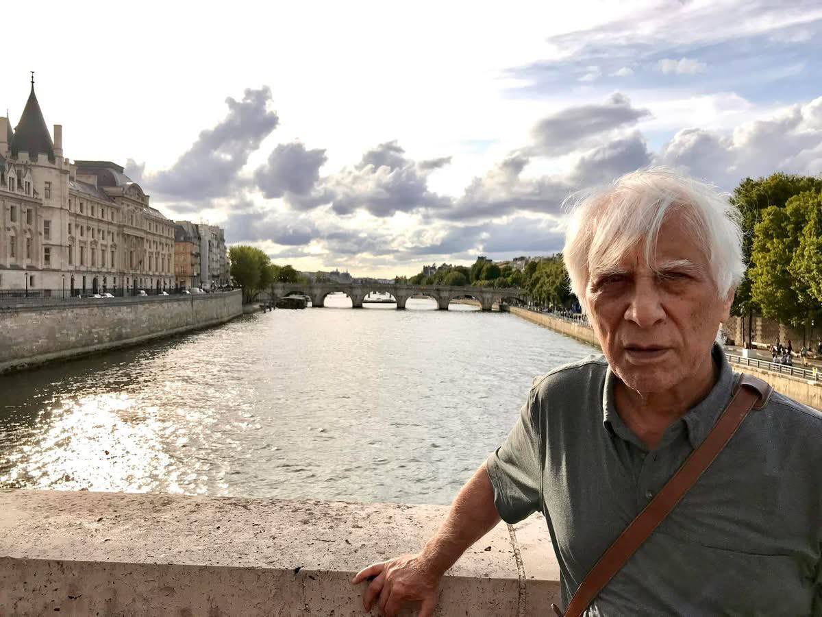 monadchannel's tweet image. مژده شمسایی:
«زمین زیرِ پایم سست است وقتی او بر آن راه نمی‌رود 
هوا برایم تنگ است وقتی او در کنارم نفس نمی‌کشد
آسمانم رنگی ندارد وقتی چشمان آسمانی‌اش به آن نمی‌نگرد
کوه‌‌ها مظهر هیچ‌اند وقتی ایستادگی‌اش جایی ندارد
جهانم خالی‌ست وقتی صدایم نمی‌کند
عشق تنها واژه‌ای‌ست وقتی نیست که…