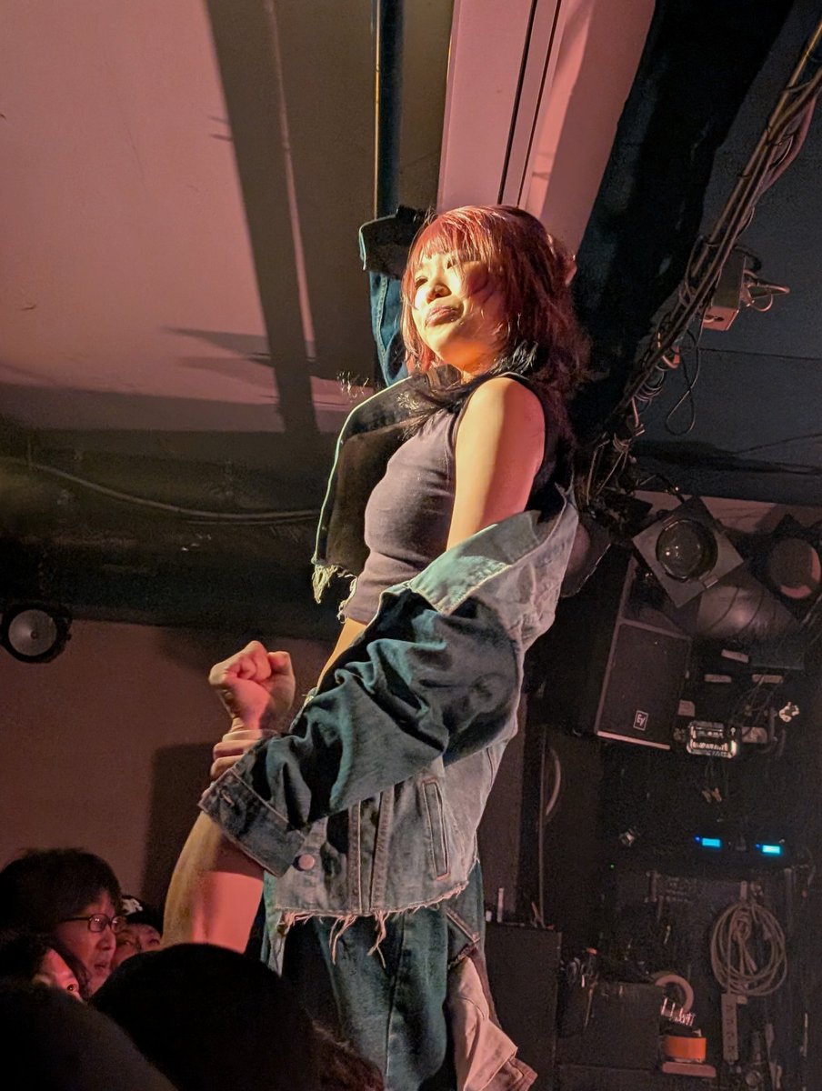 ikechan_vtr's tweet photo. ブルーゴーツの大阪ライブ行ってきた！
大阪まで来てくれるのは本当にありがたい🥳
最高のライブだった〜！！

写真は、MC中だけど歌ってる時みたいに
カッコいい かいなさん✨
#BLUEGOATS #青春をもう一度ツアー #大阪 https://t.co/mNgCI2zz6W