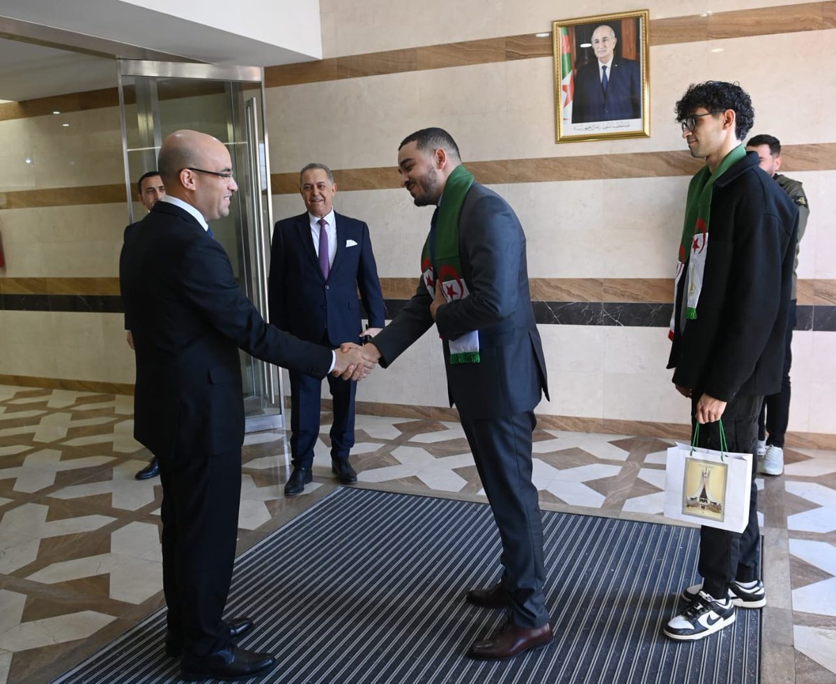 Algeria_MFA's tweet image. استقبل اليوم كاتب الدولة المكلف بالجالية الوطنية بالخارج، السيد @SECCNE_Chaib ،  مجموعة من الطلبة الجزائريين من بنات و أبناء جاليتنا، وذلك في إطار فعاليات الجامعة الشتوية المنظمة لفائدتهم، بالتعاون الوثيق مع عدة قطاعات وزارية ومؤسسات وهيئات وطنية.