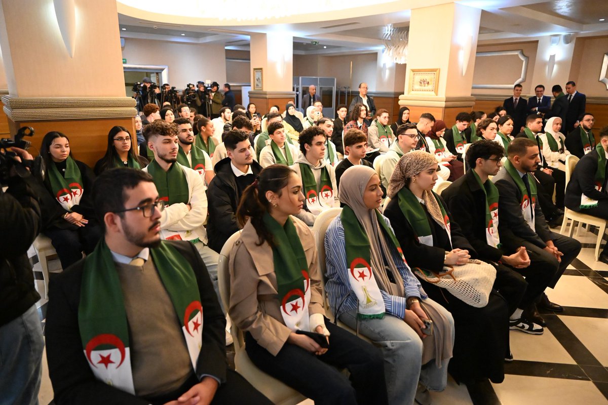 Algeria_MFA's tweet image. استقبل اليوم كاتب الدولة المكلف بالجالية الوطنية بالخارج، السيد @SECCNE_Chaib ،  مجموعة من الطلبة الجزائريين من بنات و أبناء جاليتنا، وذلك في إطار فعاليات الجامعة الشتوية المنظمة لفائدتهم، بالتعاون الوثيق مع عدة قطاعات وزارية ومؤسسات وهيئات وطنية.