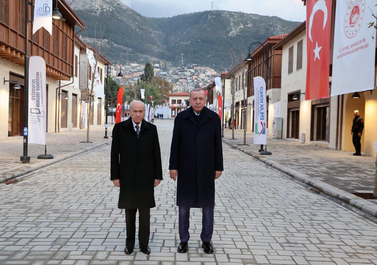 📍Hatay

Cumhurbaşkanımız Sn. <a href="/RTErdogan/">Recep Tayyip Erdoğan</a>’ın teşrifleriyle, Tarihi Hatay Devlet Meclisi Binası ve Kemal Paşa Caddesi’ni ziyaret ettik, çocuklarımızla bir araya geldik.

Asrın inşasında sadece konut yapmıyor, şehirlerimizin kültürünü ve mimarisini de yeniden ayağa kaldırıyoruz.