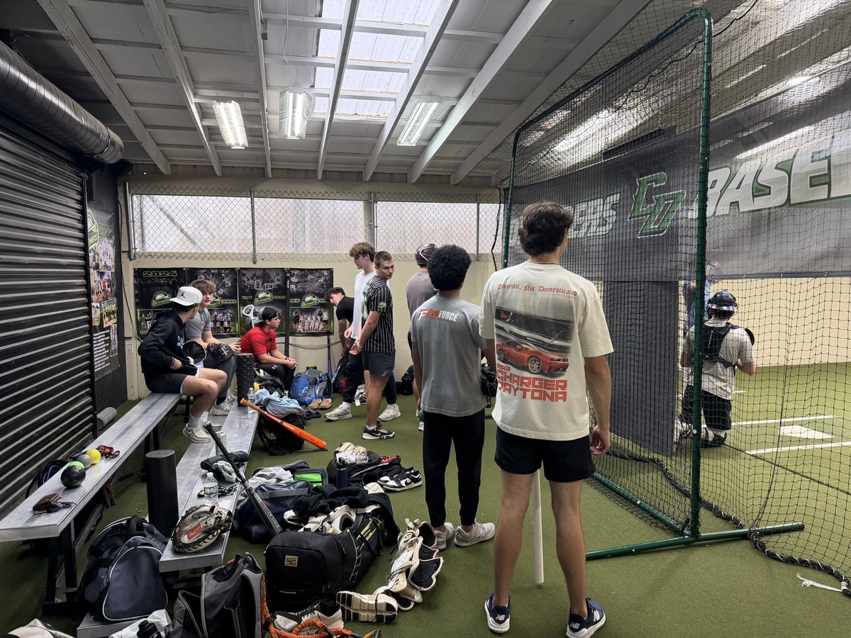 CincinnatiDefe1's tweet image. December 26th back at it with some Live ABs at the indoor facility! Guys have been working hard all winter excited to see it all pay off for them this upcoming spring! #defenderball #dbap
