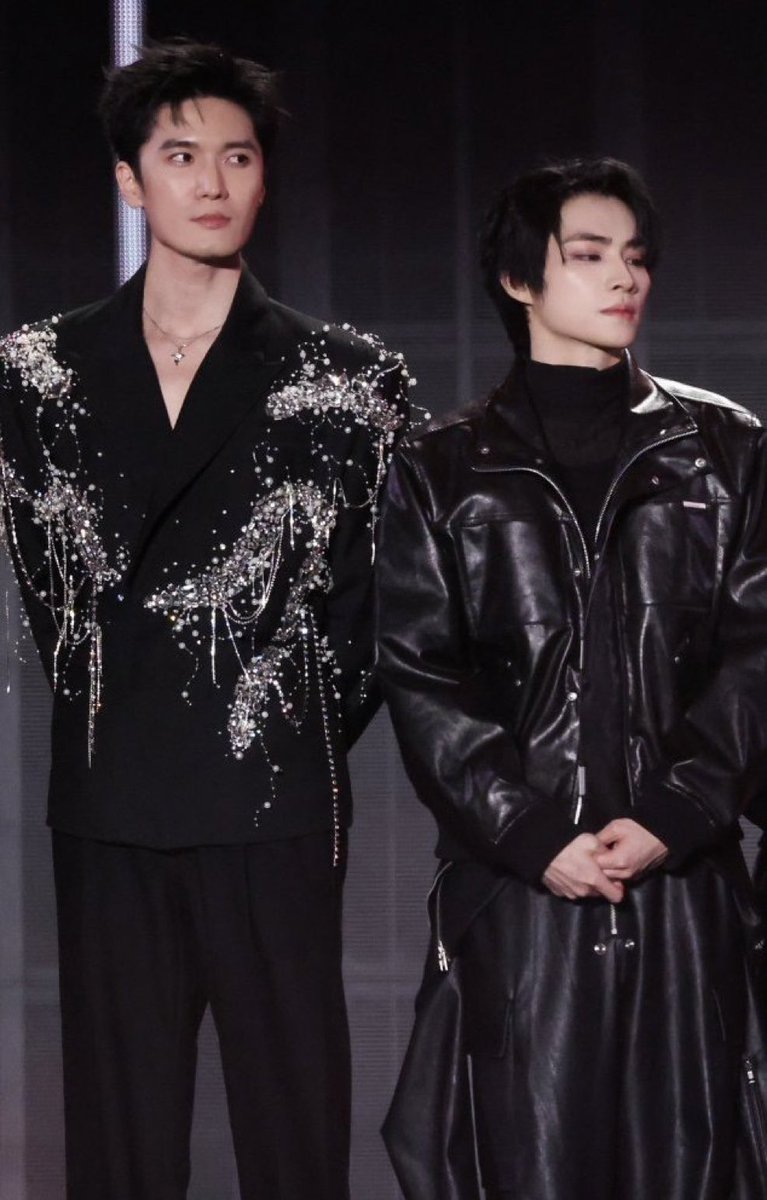 jaenoh_'s tweet image. whenever xiaojun stands next to anyone, he somehow becomes their little pretty trophy wife