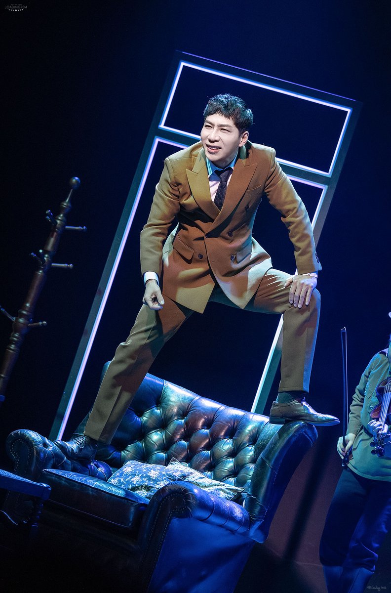 Loading704_pic's tweet image. 251227 미드나잇 액터뮤지션 낮공 스페셜 커튼콜
이승현 비지터

평화의 깃발로 권력자 짓밟고
따르던 놈들까지 다 끌어냈지 

#이승현 #미드나잇 #액터뮤지션