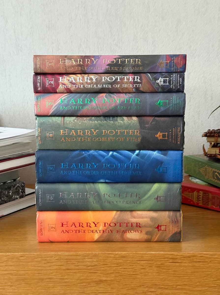 В феврале решила, что хочу собрать дома первое американское издание Гарри Поттера от Scholastic в твердом переплете и с суперобложками. Находила их по одной в течение года! В Белграде, Вологде, Питере, Красногорске, Астрахани. 

Все покемоны в сборе 🪄