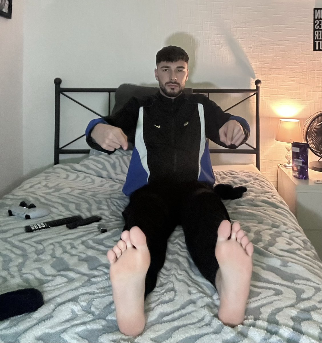 MasterR98's tweet image. Worship my perfect big feet. 

Cashmaster findon paypig