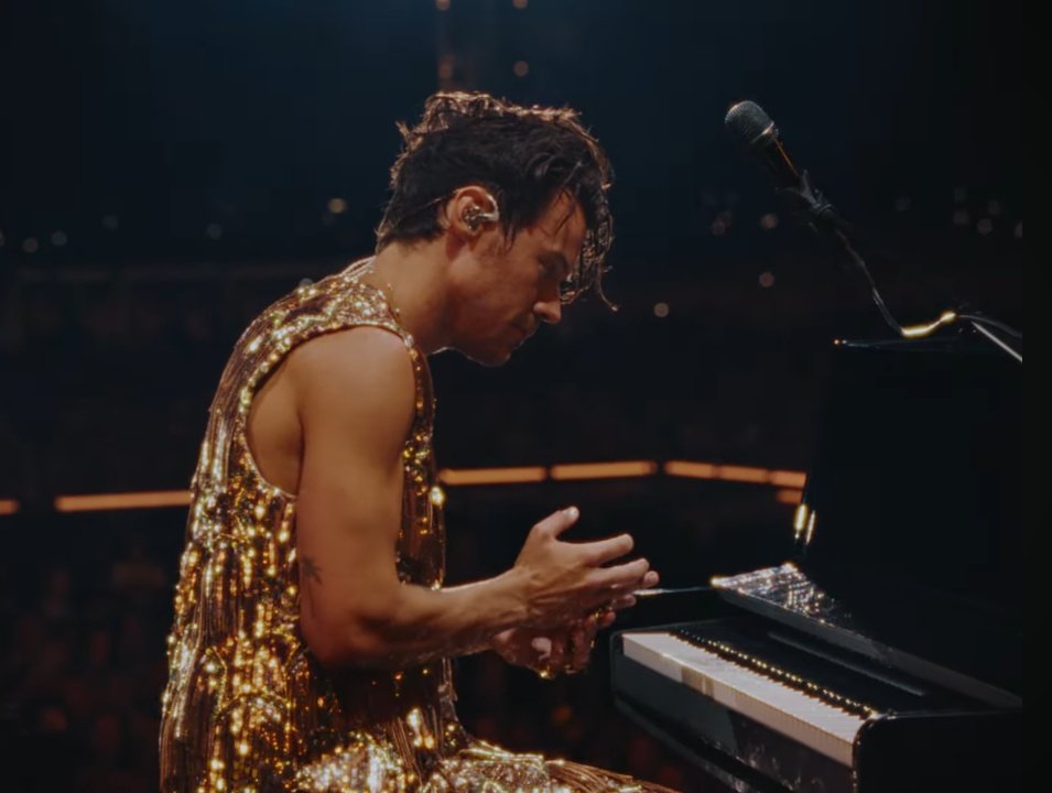 sabrnfr3ak's tweet image. words cannot describe how much i love harry styles