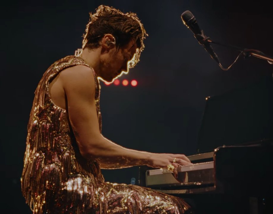 sabrnfr3ak's tweet image. words cannot describe how much i love harry styles