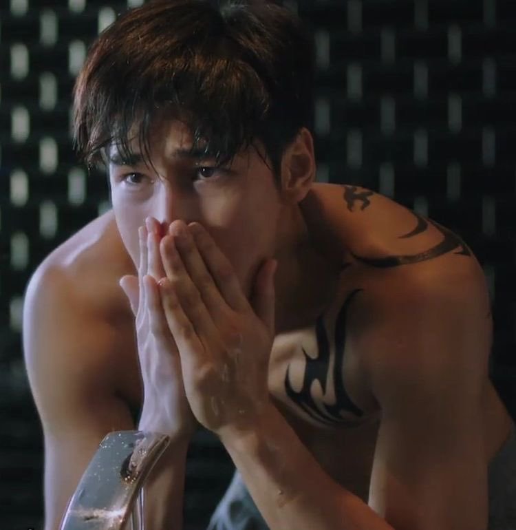 GuanzhuWu's tweet photo. @ludphelipe @naxttawin his name is #aponattawin, the leading actor of very hit #KinnPorscheTheseries  and #ShineTheSeries  , the netflx film #Borntobebad , also Co-starred with Freen, Engfa and Jes in a film , which is scheduled to hit theaters in February. https://t.co/7ZbO7MAjrw