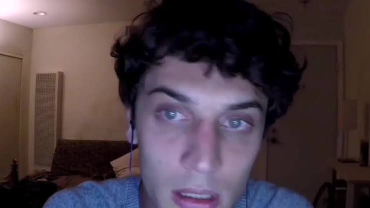 mirando la pantalla en negro después de que harry terminó de tocar el piano y no dijo un carajo más