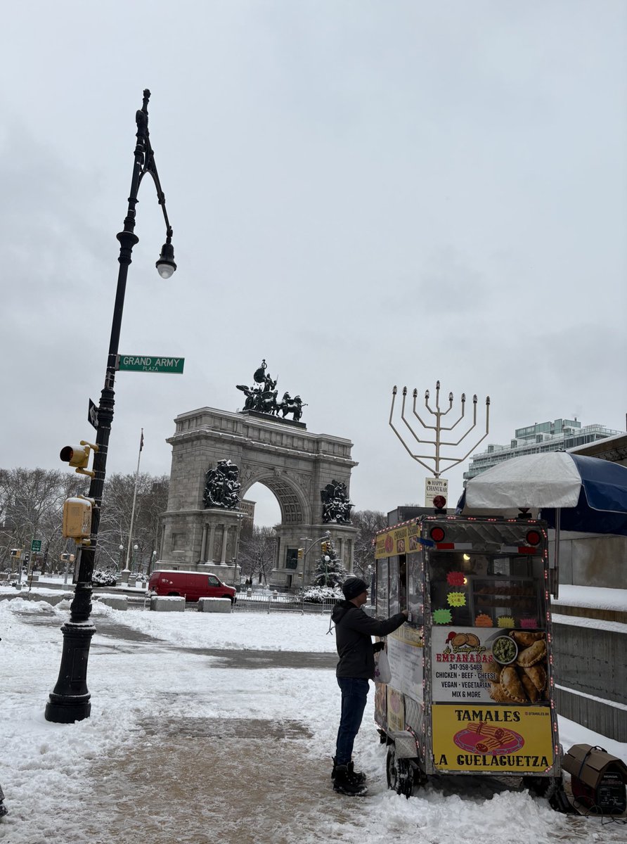 sethmpk's tweet image. It’s like a New Yorker cover out here