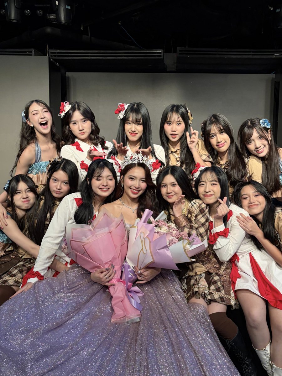 Gracie_JKT48's tweet photo. #PertaruhanCintaJKT48
Terimakasih!!

ci gee happy graduation cici🤍 seneng bisa ikut perform di last shownya cici, terimakasih sudah membimbing setiap kita dng sangat sabar &amp; tulus! bersyukur bisa mengenal cicii, sukses selalu yaaa ci!!

utk kedepannya, mohon dukungannya selalu🙇🏻‍♀️ https://t.co/1mKzC5Yc8b