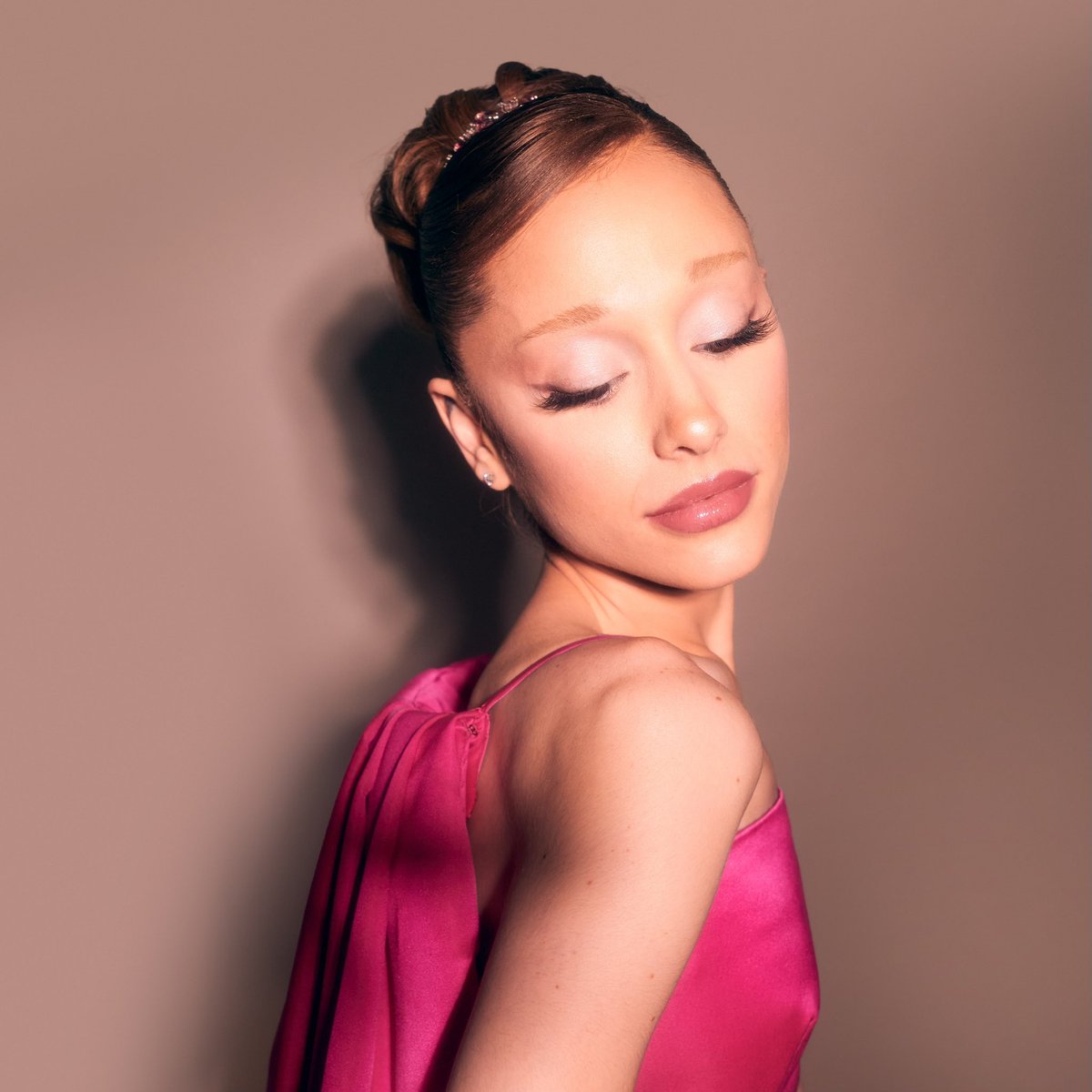 ArianaToday's tweet photo. ariana grande has surpassed 10 billion streams on spotify in 2025 ☆ it marks her second consecutive year achieving this feat. https://t.co/wRPpztp1Xi