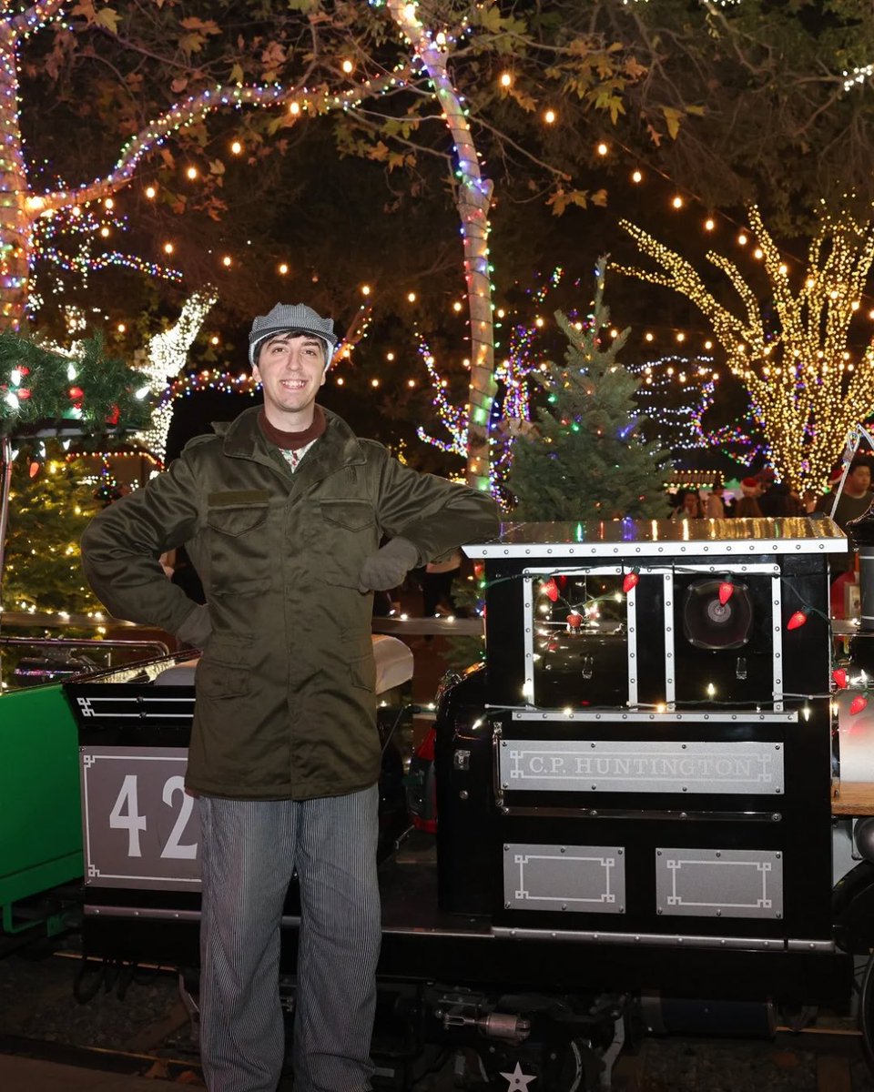 Santa’s Village is open 10am-9pm December 27th-December 30th 🤩🎄🎁