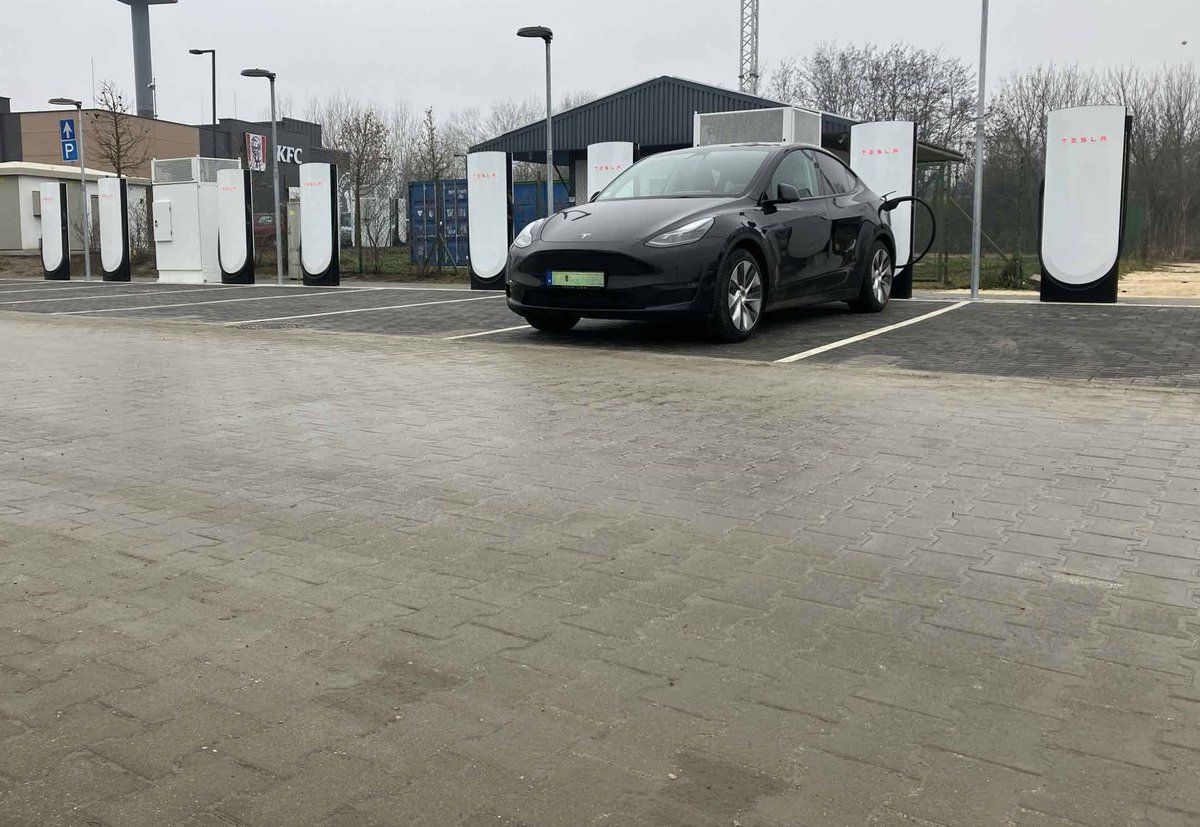 Tesla Charging tweet media