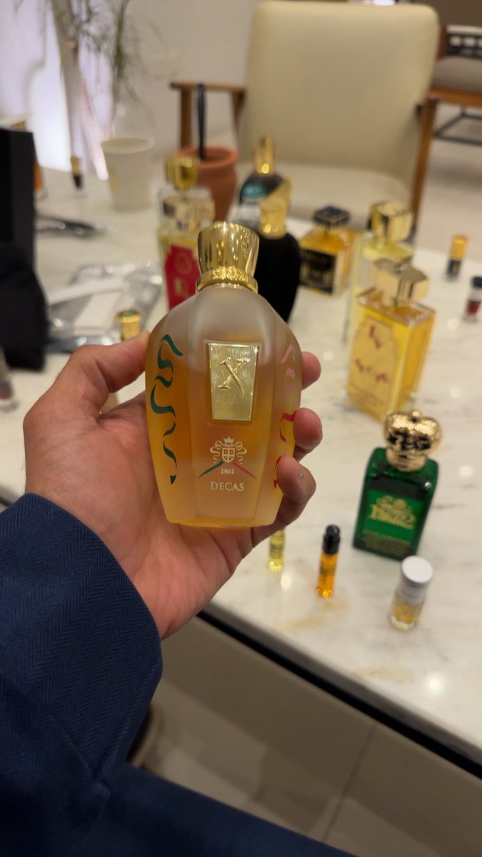 للجنسين .. XJ 1861 Decas Xerjoff 

افتتاحية بلمسة حمضية جميلة وغير حادة، يتدرج ليعطي لمحات بلسمية ناعمة مع لمسات زهرية أنيقة، يرتكز على الفانيلا والمسك.
عطر .. يجسّد الفخامة الإيطالية بلمسات عصرية هادئة.
#رابطة_عشاق_العطور