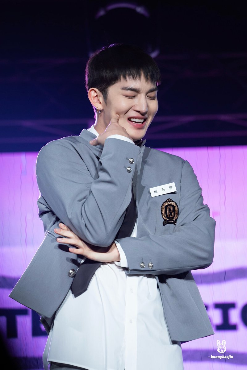 251227 BEGIN, YOUNG 팬콘 🇹🇭
#배진영 #BAEJINYOUNG

앙탈배배 (,,╥﹏╥,,)