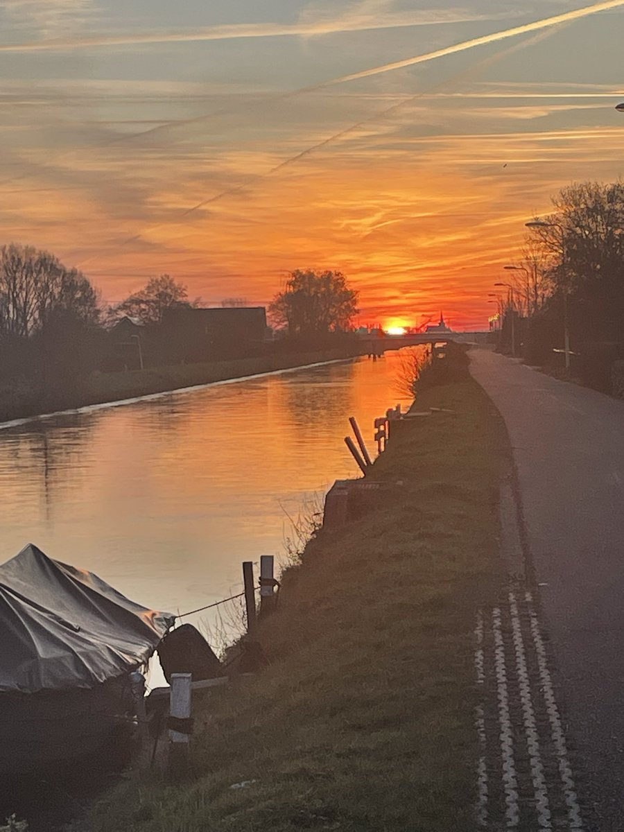 Caroolienvm's tweet image. Vanmorgen heerlijk even gelopen  met de hond en genieten van de mooie natuur!! Met op de achtergrond het Woudt.