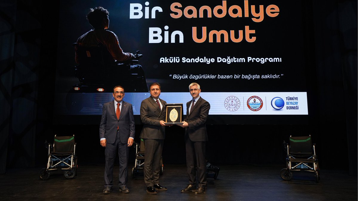 ✨️İstanbul’da eğitim gören 134 özel gereksinimli öğrencimiz, kantinci esnafının destekleriyle akülü sandalyelerine kavuştu.

İstanbul Kantinciler Esnaf Odası ve Türkiye Beyazay Derneği’nin düzenlediği Bir Sandalye 1000 Umut Akülü Sandalye Teslim Töreni; Bakan Yardımcımız Sayın
