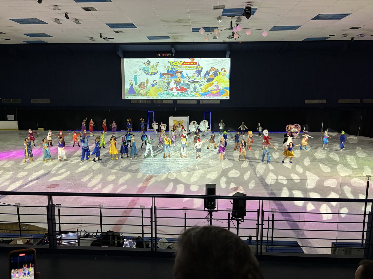 Bonito espectáculo hemos disfrutado en <a href="/eltxuri/">Palacio de Hielo TXURI URDIN Izotz Jauregia</a> organizado por <a href="/ChTxuriberri/">CHTxuriberri</a>. Es bonito comprobar el nivel de patinaje artístico sobre hielo que tenemos en Gipuzkoa: desde nuestros referentes hasta la base. Por delante, tres funciones más. Si podéis, no os lo perdáis.