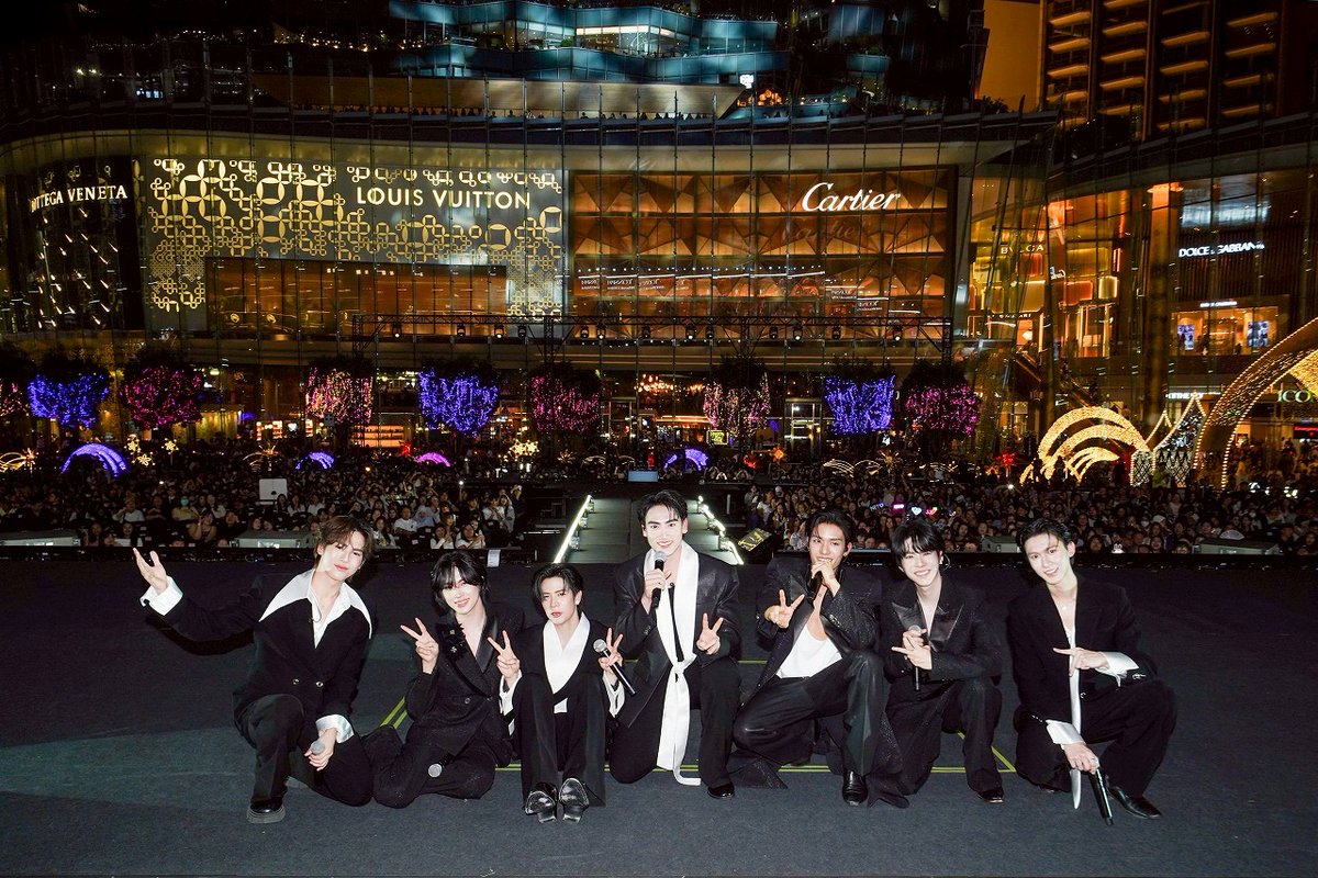XBomberThailand's tweet photo. アイコンサイアムのカウントダウンイベント『Amazing Thailand Countdown 2026』スタート!
#AmazingThailandCountdown2026 #4EVE #PiXXiE #DMD #BOYS #ATLAS #XEBIS #アイコンサイアム #バンコク
https://t.co/31QDqFZDAx https://t.co/qHdcQmu3Mg