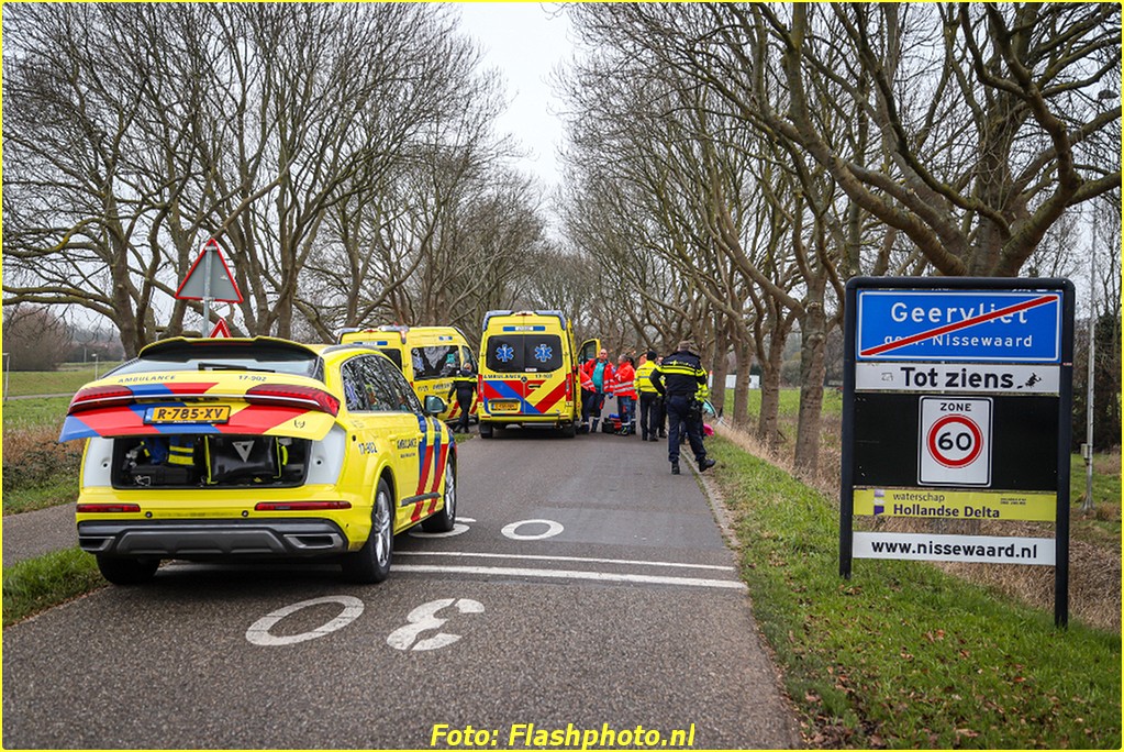 Auto botst tegen boom in Geervliet, twee inzittenden naar ziekenhuis