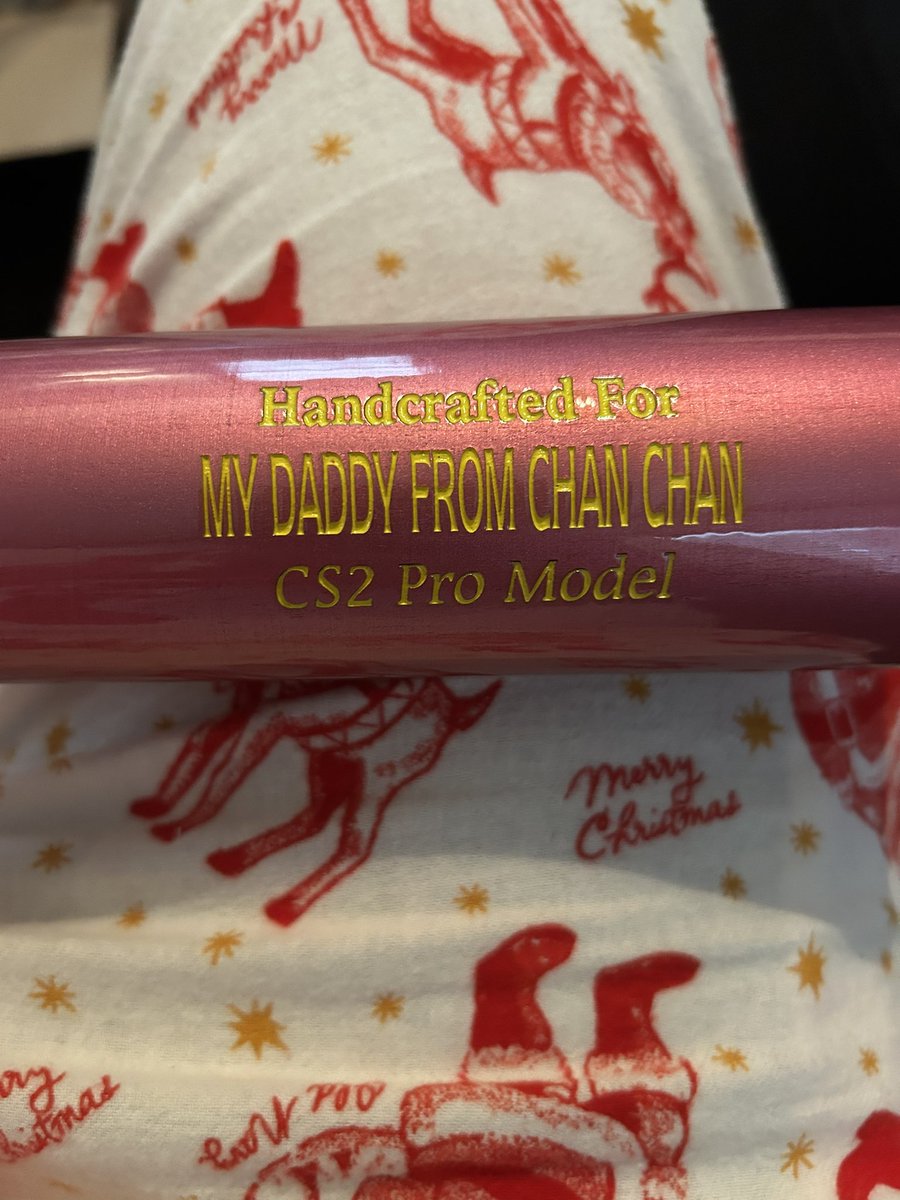 CoachFo15's tweet image. My little girl made me a custom fungo for Christmas.  First custom bat I’ve ever had and it’s amazing.  Can’t wait to get back to practice!