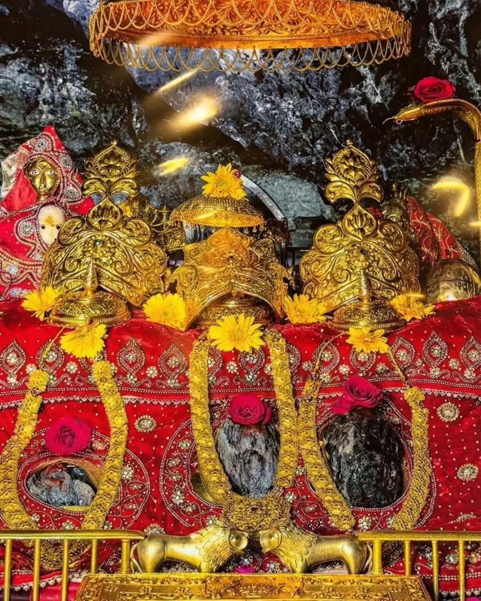 मां वैष्णो देवी के दिव्य दर्शन आत्मा को शांति और मन को सुकून देते हैं। उनके चरणों में श्रद्धा और भक्ति का अद्भुत अनुभव होता है। माता की कृपा से हर दुख, संकट और बाधा दूर होती है। भक्ति और विश्वास से जीवन में समृद्धि और आनंद मिलता है। 
जय मां वैष्णो देवी 🙏