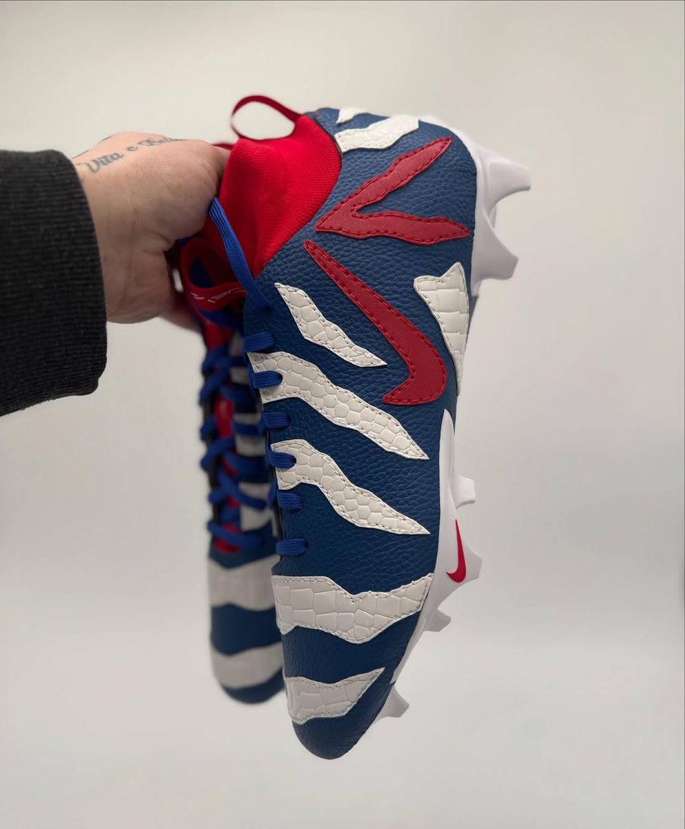 JustFreshKicks tweet media