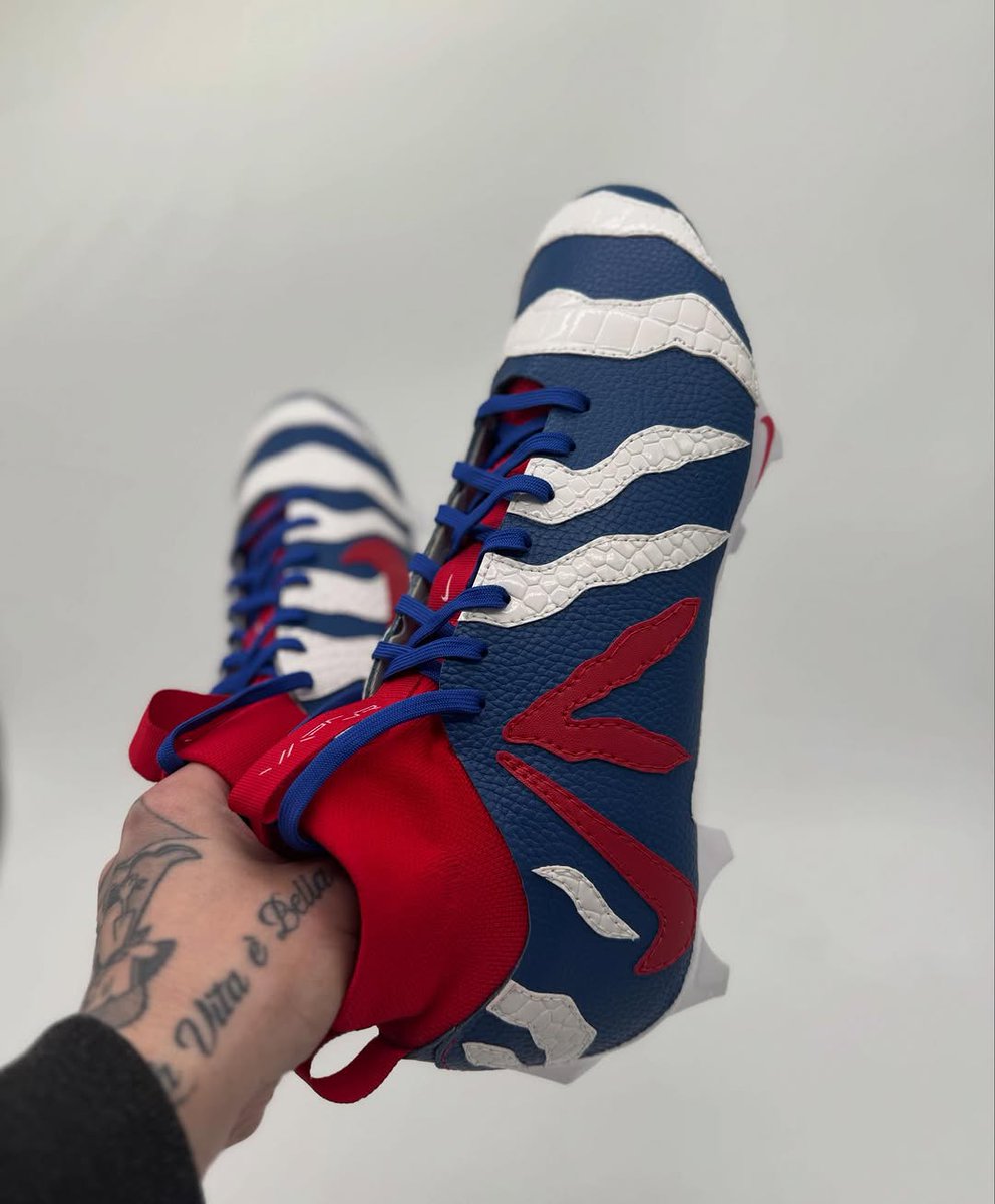 JustFreshKicks tweet media