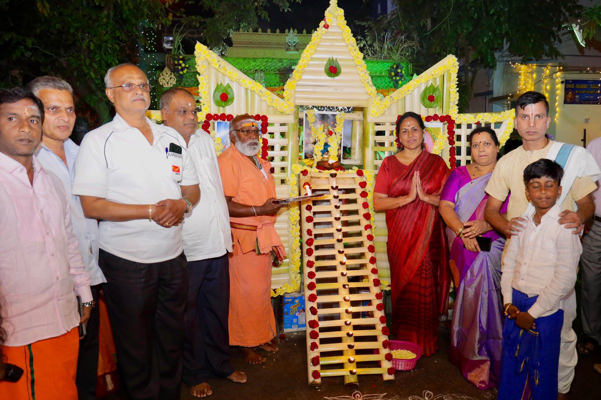 ShobhaBJP's tweet photo. ಮಲ್ಲೇಶ್ವರದ ವೈಯಾಲಿಕಾವಲ್ನಲ್ಲಿಂದು ಜರುಗಿದ ಸಹಸ್ರ ದೀಪೋತ್ಸವ ಸಮಾರಂಭದಲ್ಲಿ ಪಾಲ್ಗೊಂಡು, ಶ್ರೀ ಅಯ್ಯಪ್ಪ ಸ್ವಾಮಿಗೆ ಪೂಜೆ ಸಲ್ಲಿಸಲಾಯಿತು.
Participated in the Sahasra Deepotsava held at Vyalikaval, Malleswaram, and offered prayers to Lord Ayyappa.
#SKInConstituency https://t.co/UmHCLprV1p