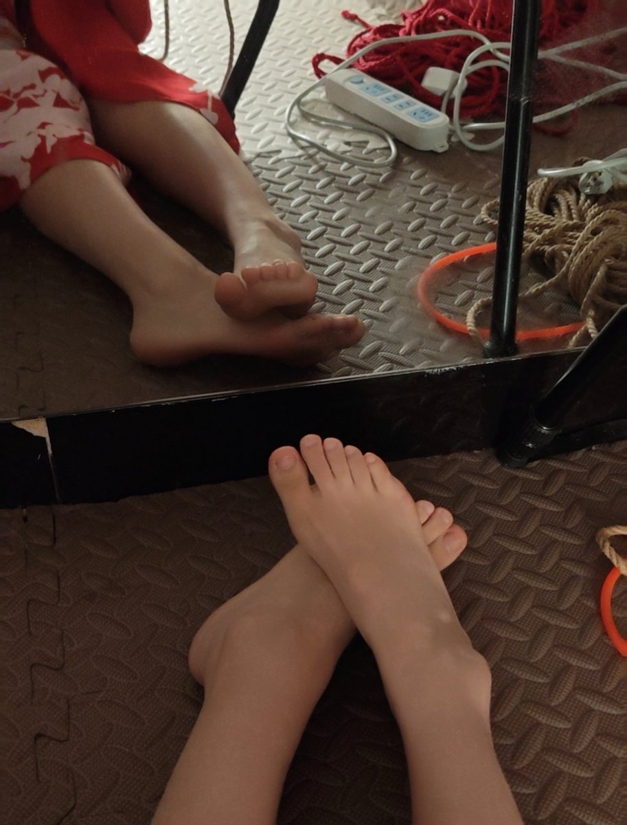 想给你一脚 又害怕你舔我脚